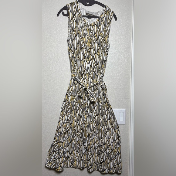 Tommy Bahama Sleeveless, button-front midi dress with a tie belt. Fan print. M - Picture 10 of 14